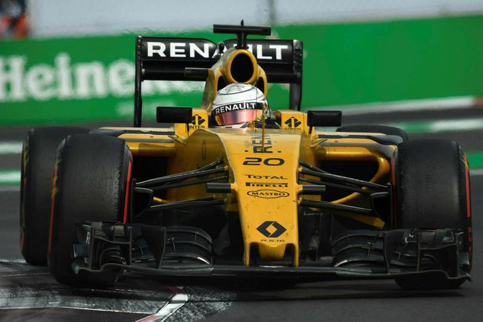 Kevin Magnussen er á förum frá Renault.