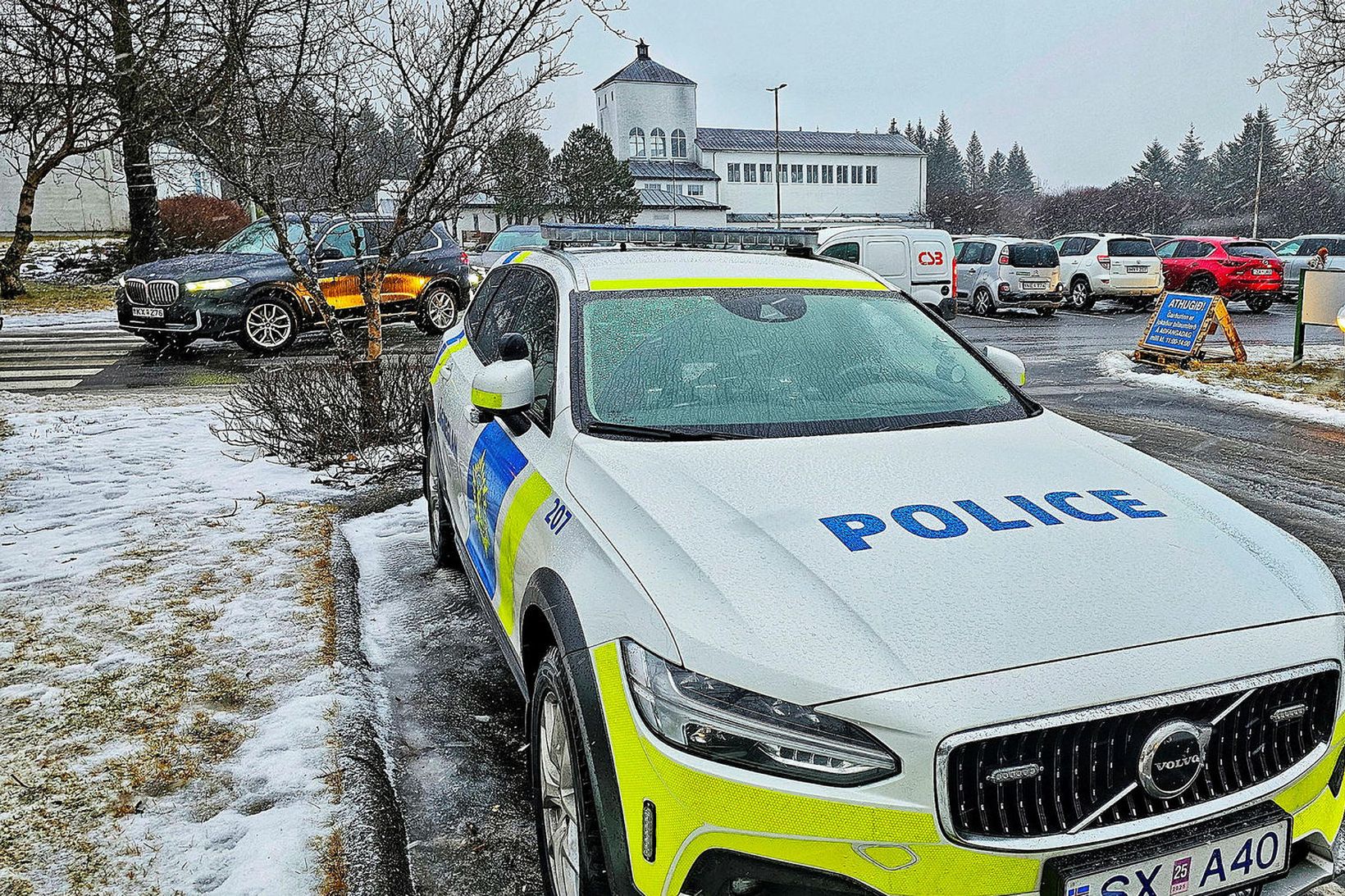 Lögregla viðhafði sérstakt eftirlit í og í kringum kirkjugarðana.