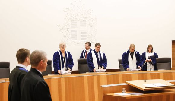 Sagði ráðherra með dómara í vinnu