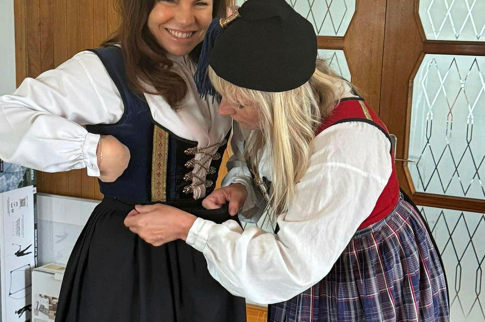 Kona skráir sig á þjóðbúninganámskeið