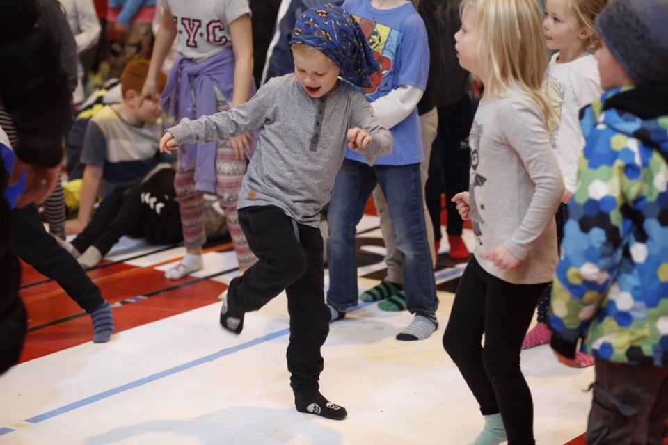 Nemendur og starfsfólk Varmárskóla dansa gegn einelti.