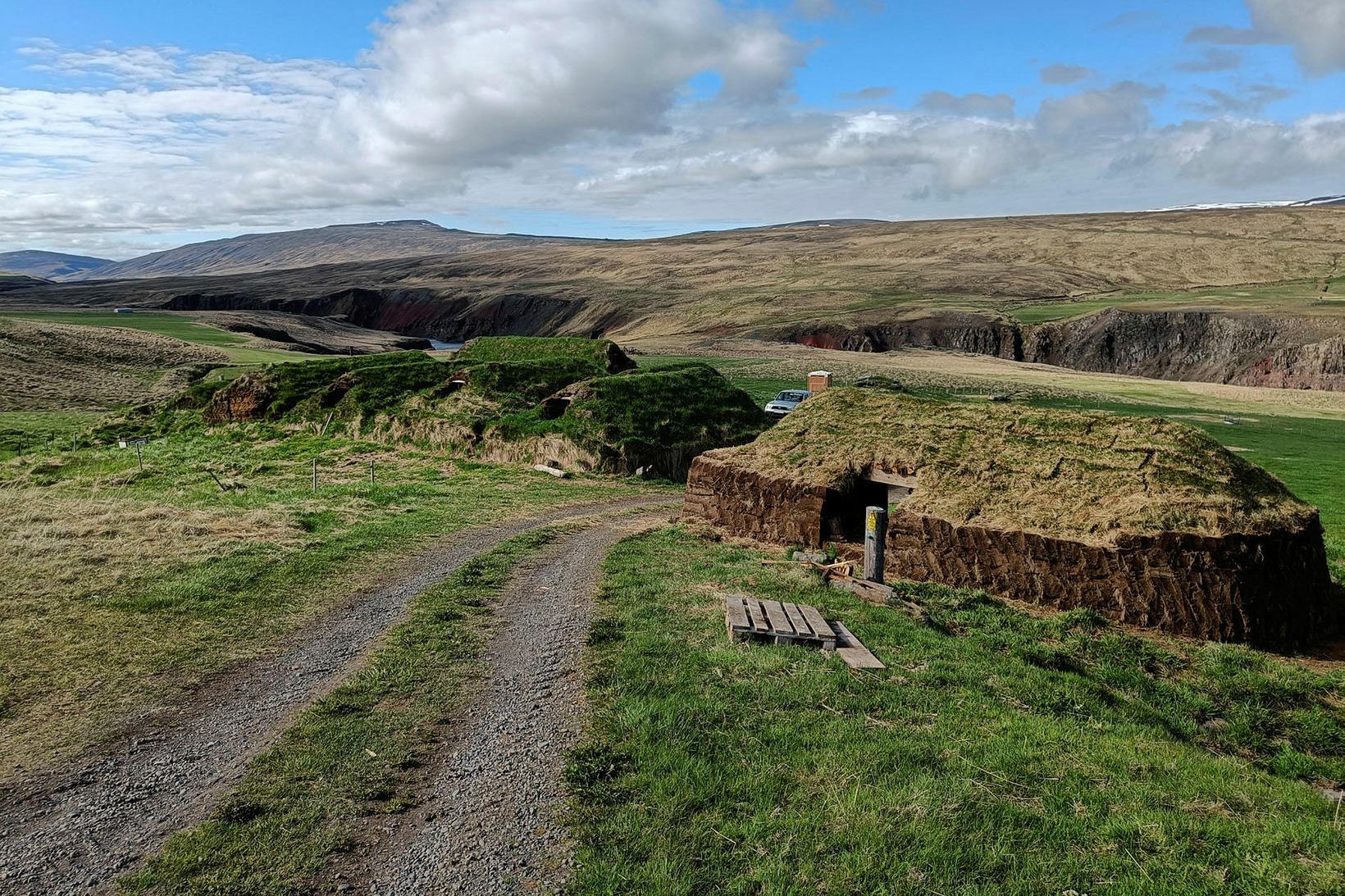 Torfhleðsluminjar eru margar í Skagafirði enda nýttu Skagfirðingar torfið lengi …