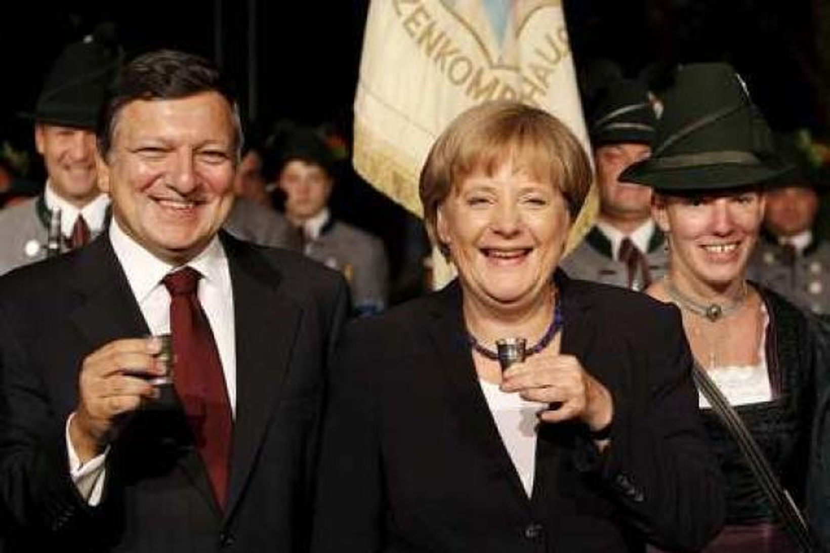 Barroso (t.v.) og Angela Merkel skemmtu sér í afmælisveislu í …