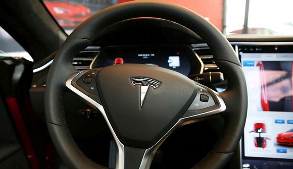 Sjálfstýribúnaður Tesla til rannsóknar