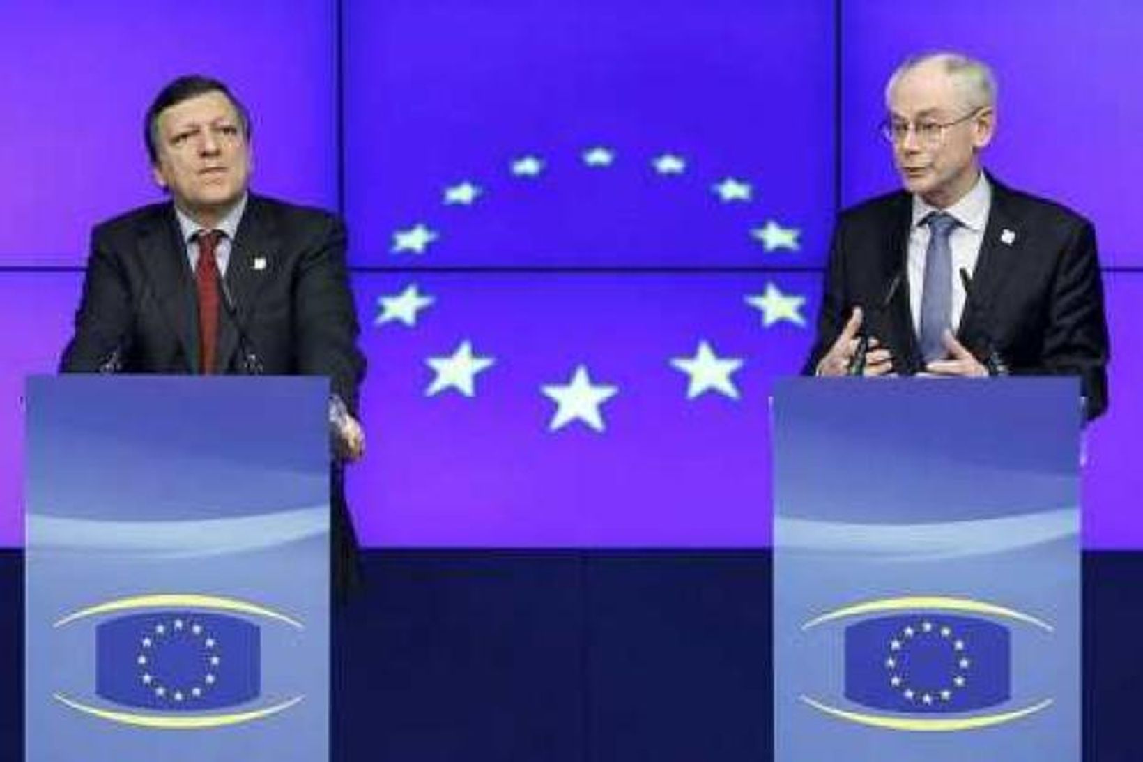 José Manuel Barroso (v), forseti framkvæmdstjórnar ESB og Herman van …