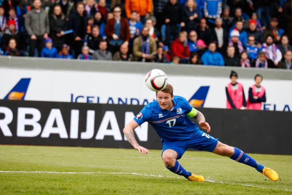 Aron Einar Gunnarsson skallar knöttinn í netið og jafnar fyrir Íslendinga.