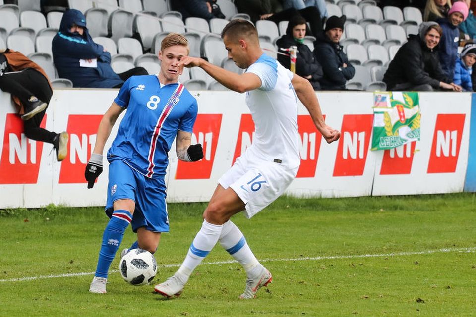 Arnór Sigurðsson býr sig undir að leika á leikmann Slóvaka.