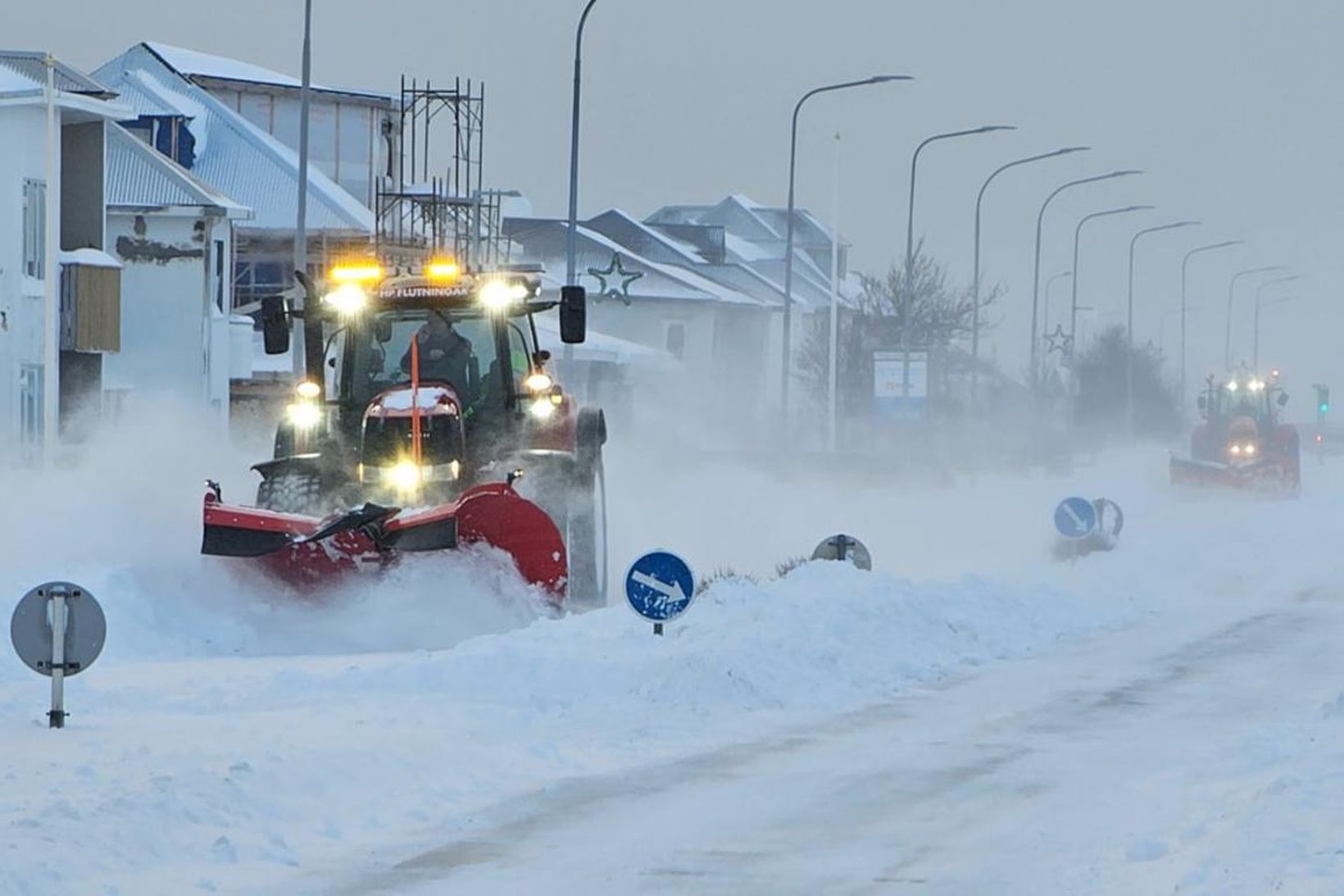 Unnið að snjómokstri í Grindavík í gær.