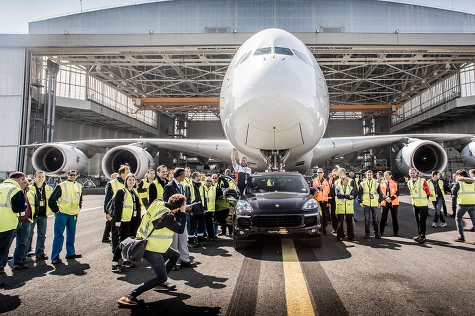 Heimsmetsdrætti Porsche Cayenne fagnað á Parísarflugvelli. Airbus A380-þotan gnæfir yfir öllu.