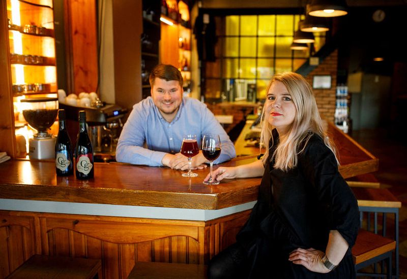 Ragnheiður Axel and Liljar Már who have formed brewery Og natura. Here they are at Skúli Craft bar during the presentation of their products, a blueberry beer and a crowberry wine.
