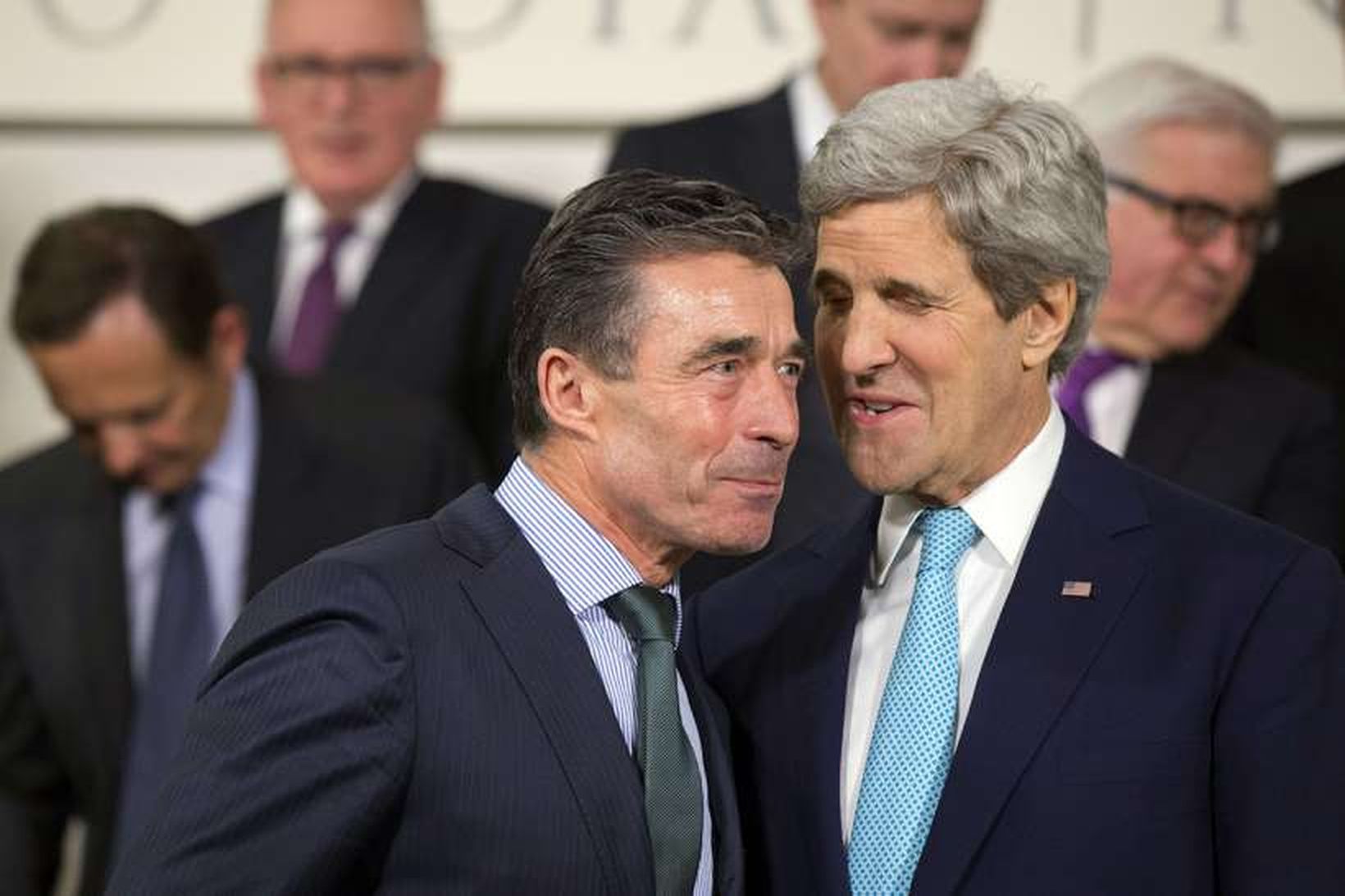 Anders Fogh Rasmussen hlýðir hér á utanríkisráðherra Bandaríkjanna John Kerry, …