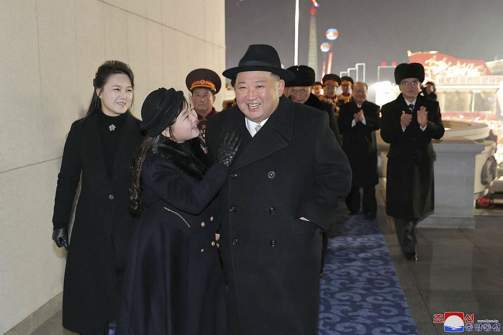 Kim Jong-un ásamt dóttur sinni og eiginkonu.