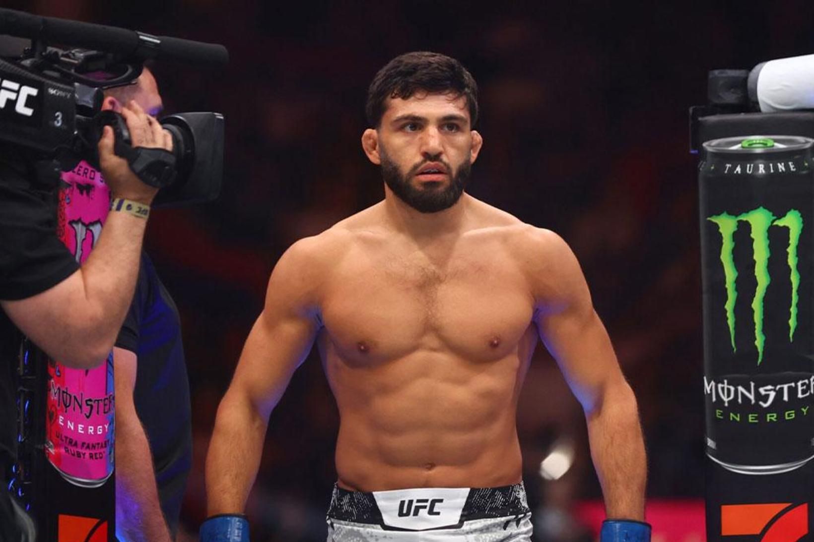 Rifust við áhöfn og meinað að fljúga