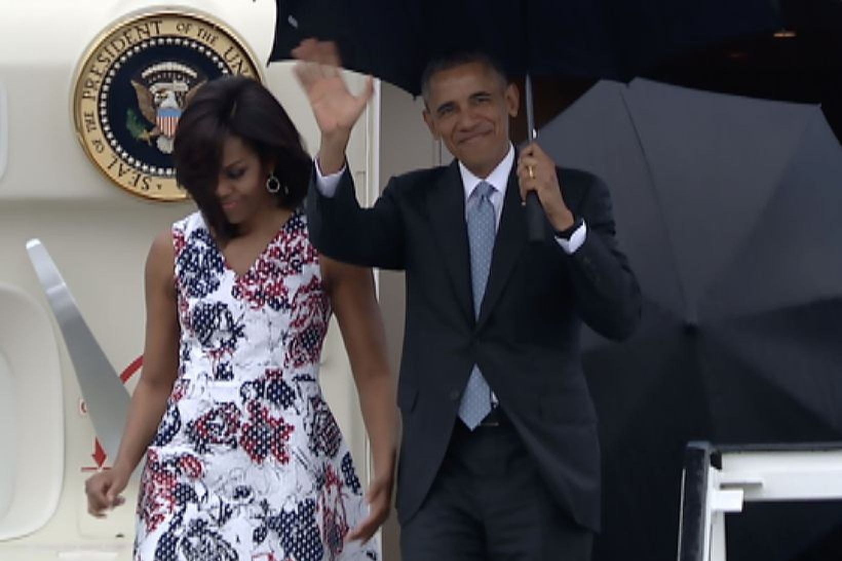 Barack Obama og Michelle Obama ganga frá borði í Havana, …