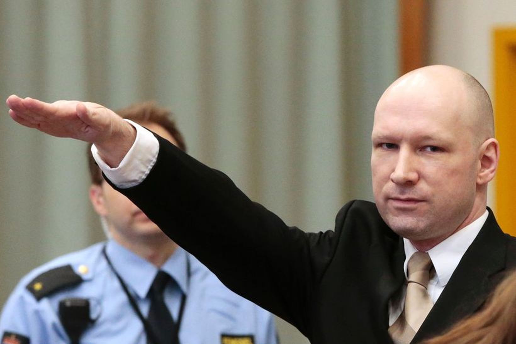 Anders Behring Breivik heilsaði að hætti nasista í réttarsalnum í …