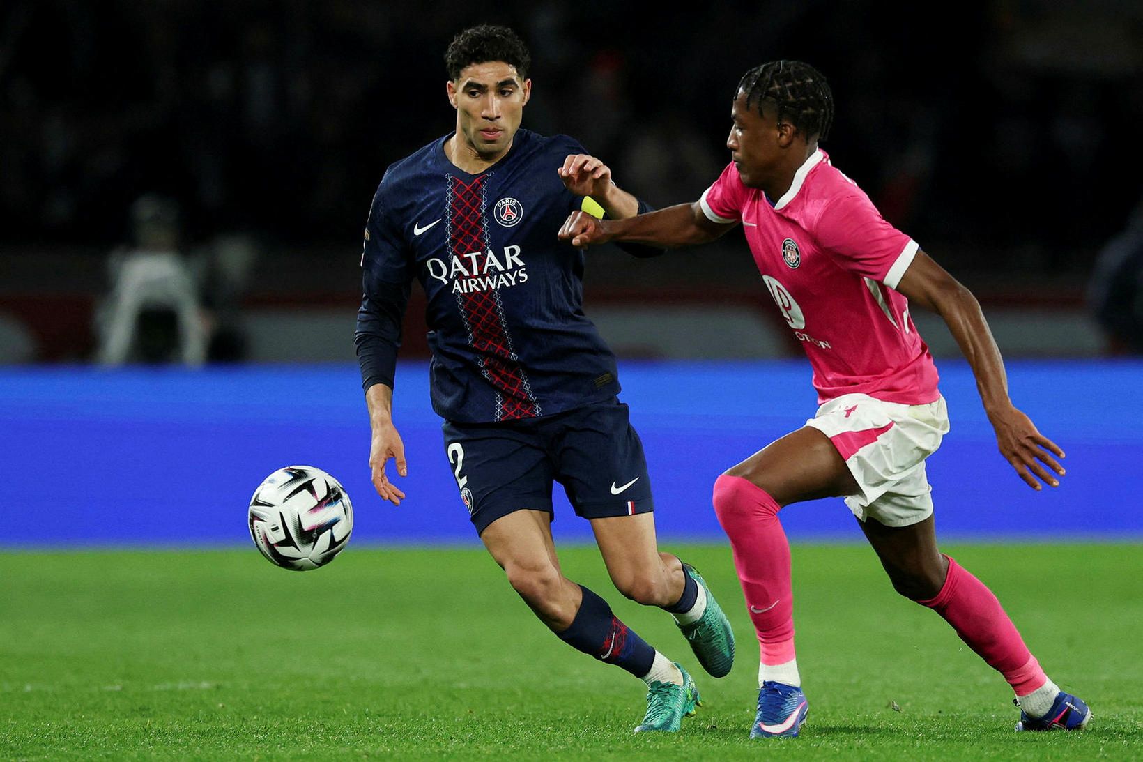 Naut þess ekki að spila með Messi