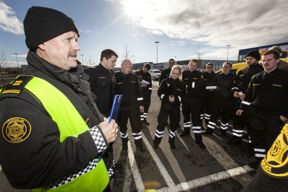 Kristófer Sæmundsson, varðstjóri í umferðardeild lögreglunnar á höfuðborgarsvæðinu, [fremstur á mynd] sést hér ræða við …