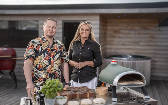Árni Þorvarðarson bakarameistari mætti í garðinn til Sjafnar Þórðardóttur umsjónarmanns Matarvefs mbl.is og fullkomnar pítsubaksturinn.