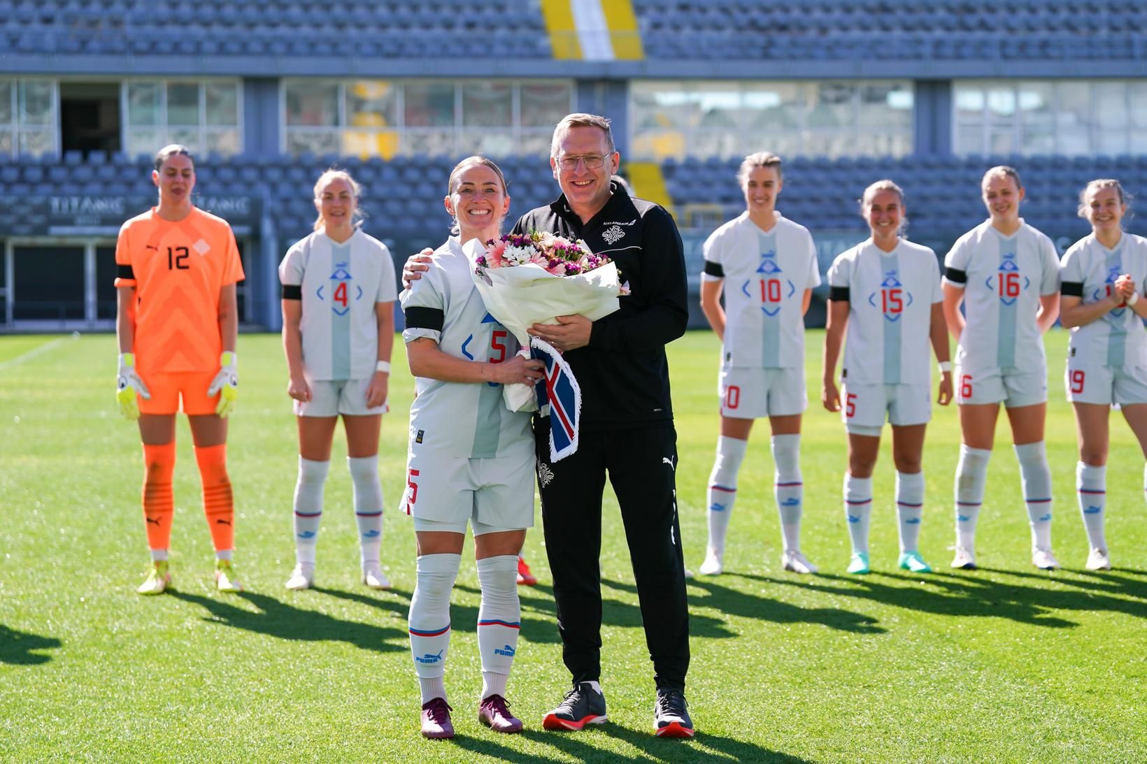 Gunnhildur Yrsa Jónsdóttir fékk afhentan blómvönd fyrir leik. Þorsteinn Halldórsson …