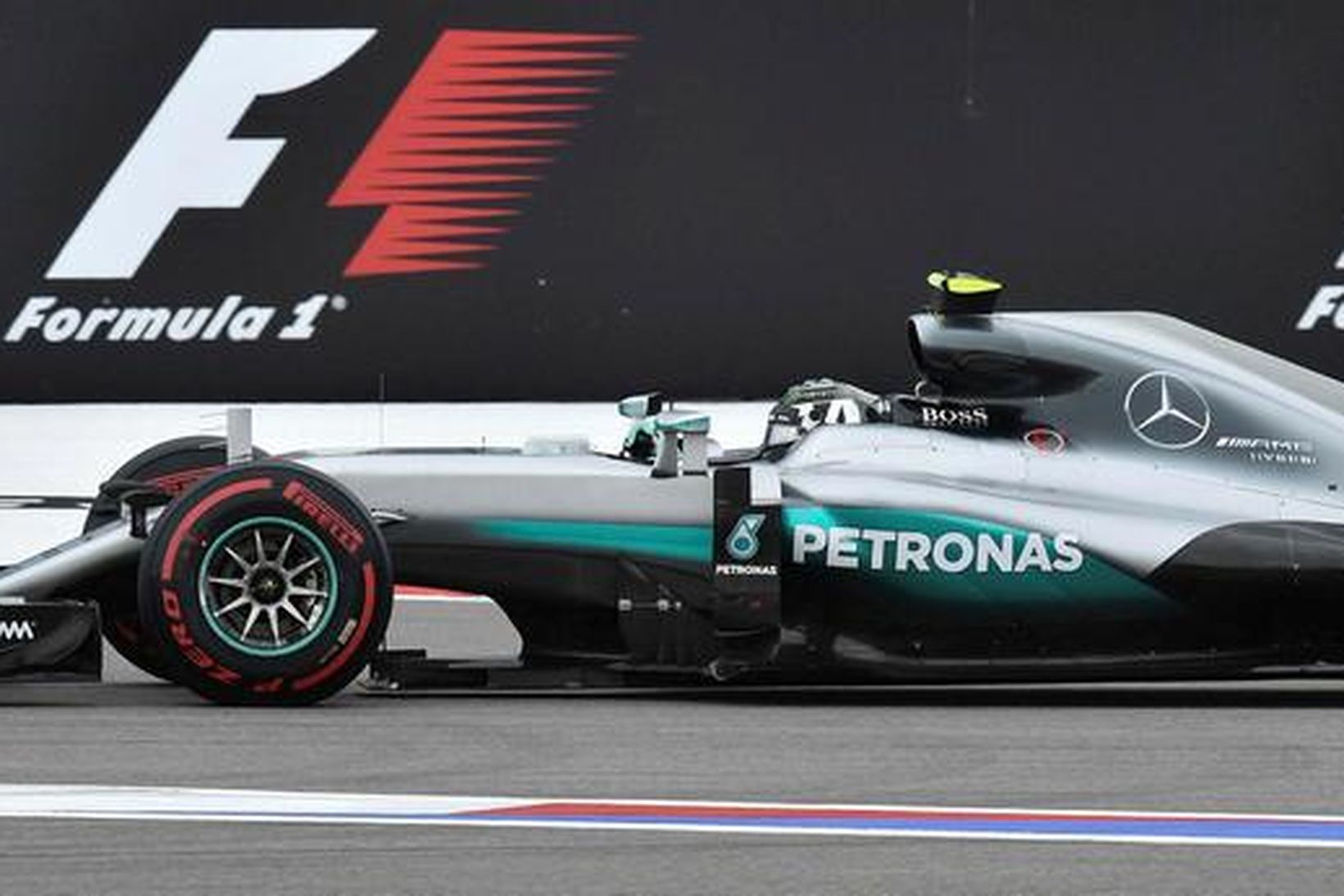 Nico Rosberg á leið til ráspólsins í Sotsjí.