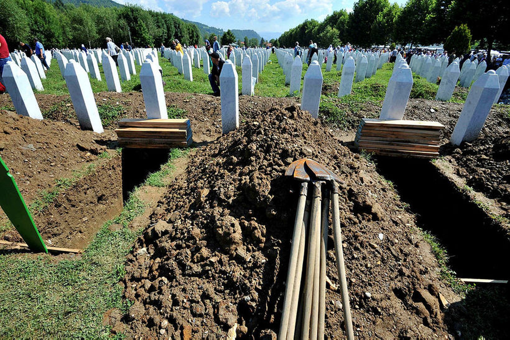 Grafreitur þeirra sem féllu í þjóðarmorðunum í borginni Srebrenica árið …