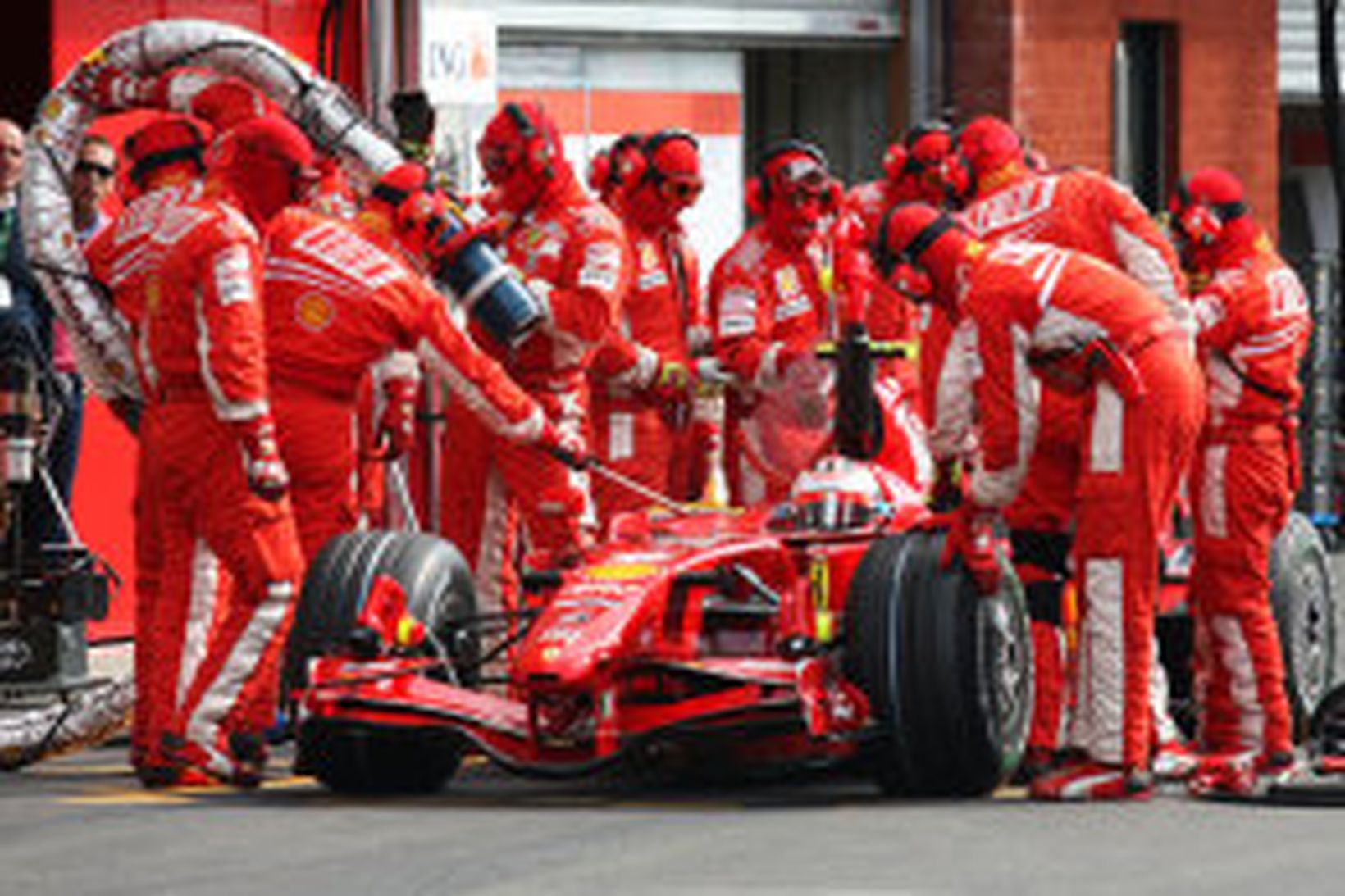 Räikkönen skiptir um dekk í lokalotu tímatökunnar.