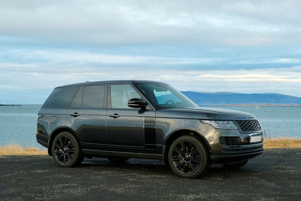 Fáguð hönnun með augljósa skírskotun til fyrsta Range Rover bílsins sem kom á markað árið …