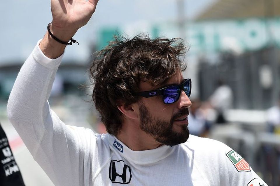 Fernando Alonso hjá McLaren var fagnað er hann mætti til leiks á seinni æfingu dagsins …