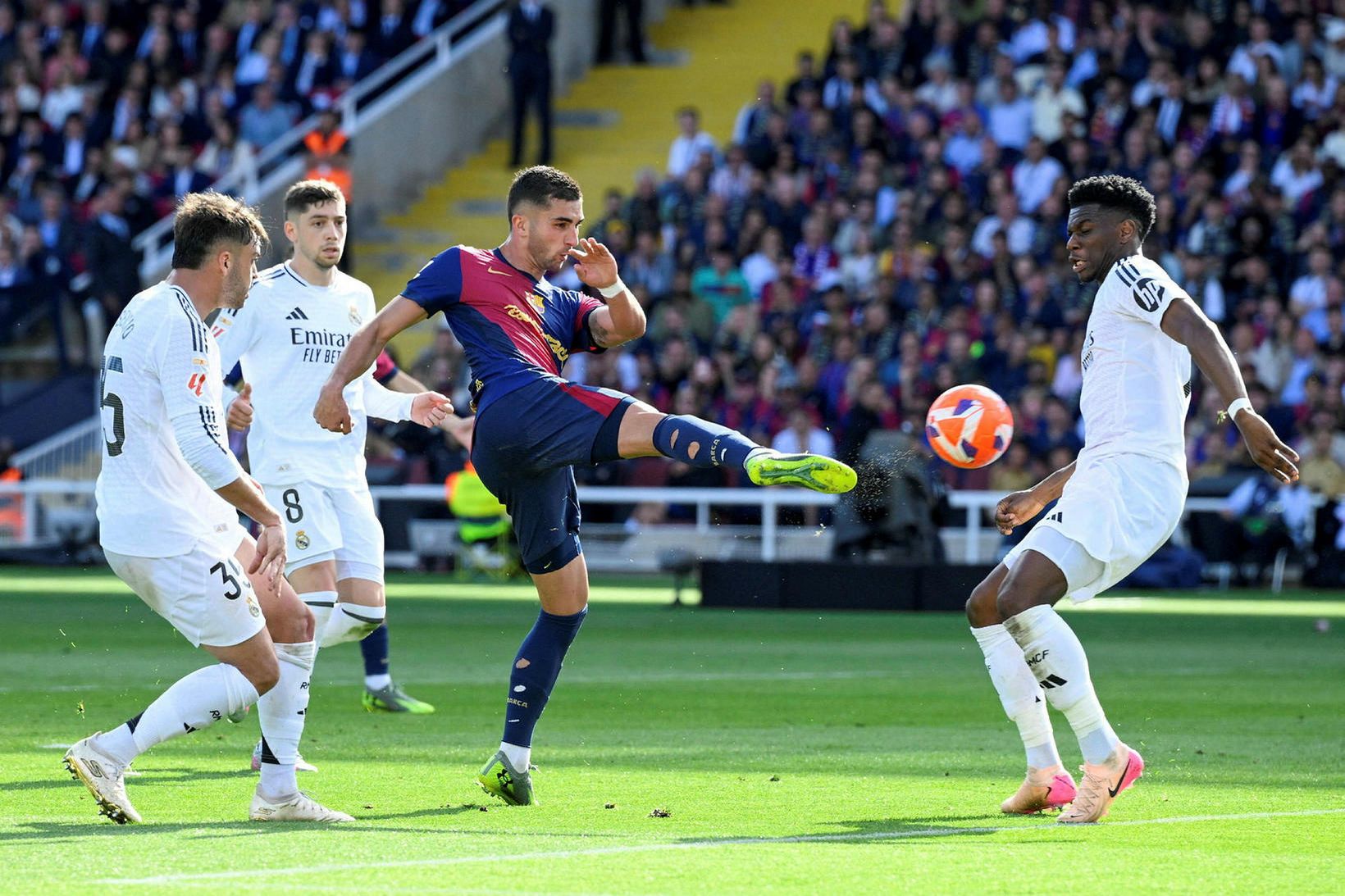Ferran Torres umkringdur þremur leikmönnum Real Madrid í stórleiknum á …