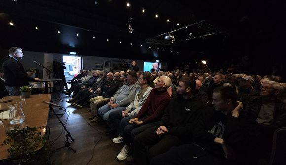 Fullt út úr dyrum á Akranesi