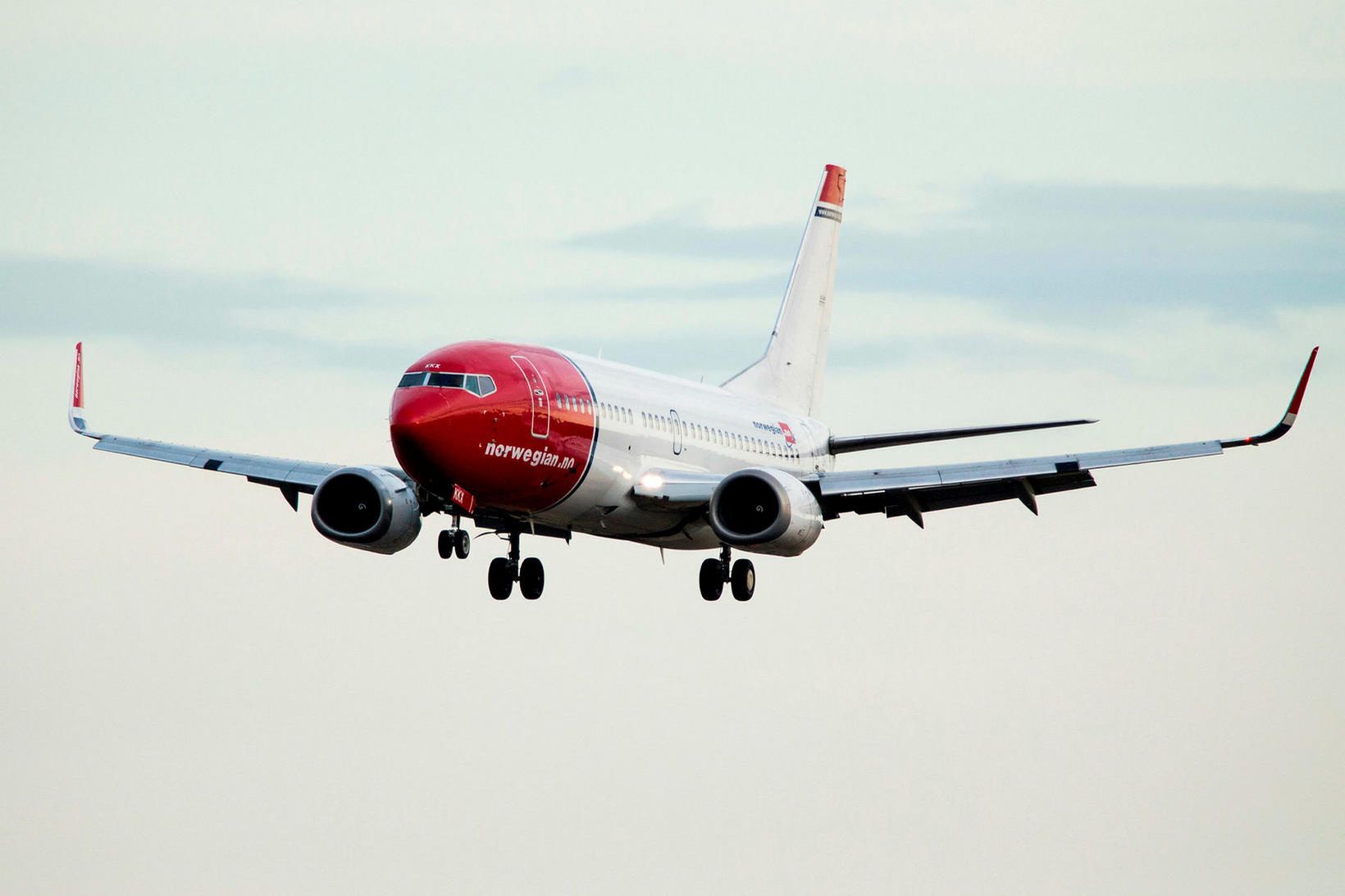 Boeing 737-farþegaþota Norwegian kemur inn til lendingar á Gardermoen-flugvellinum í …