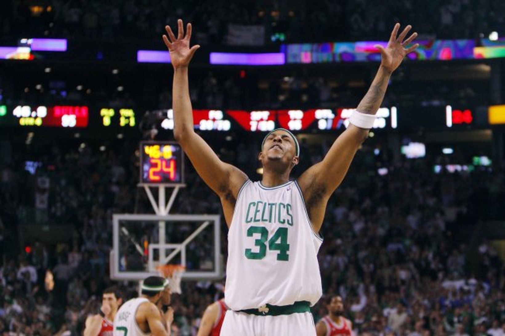 Paul Pierce fagnar sigri Boston á lokasekúndum leiksins í nótt.