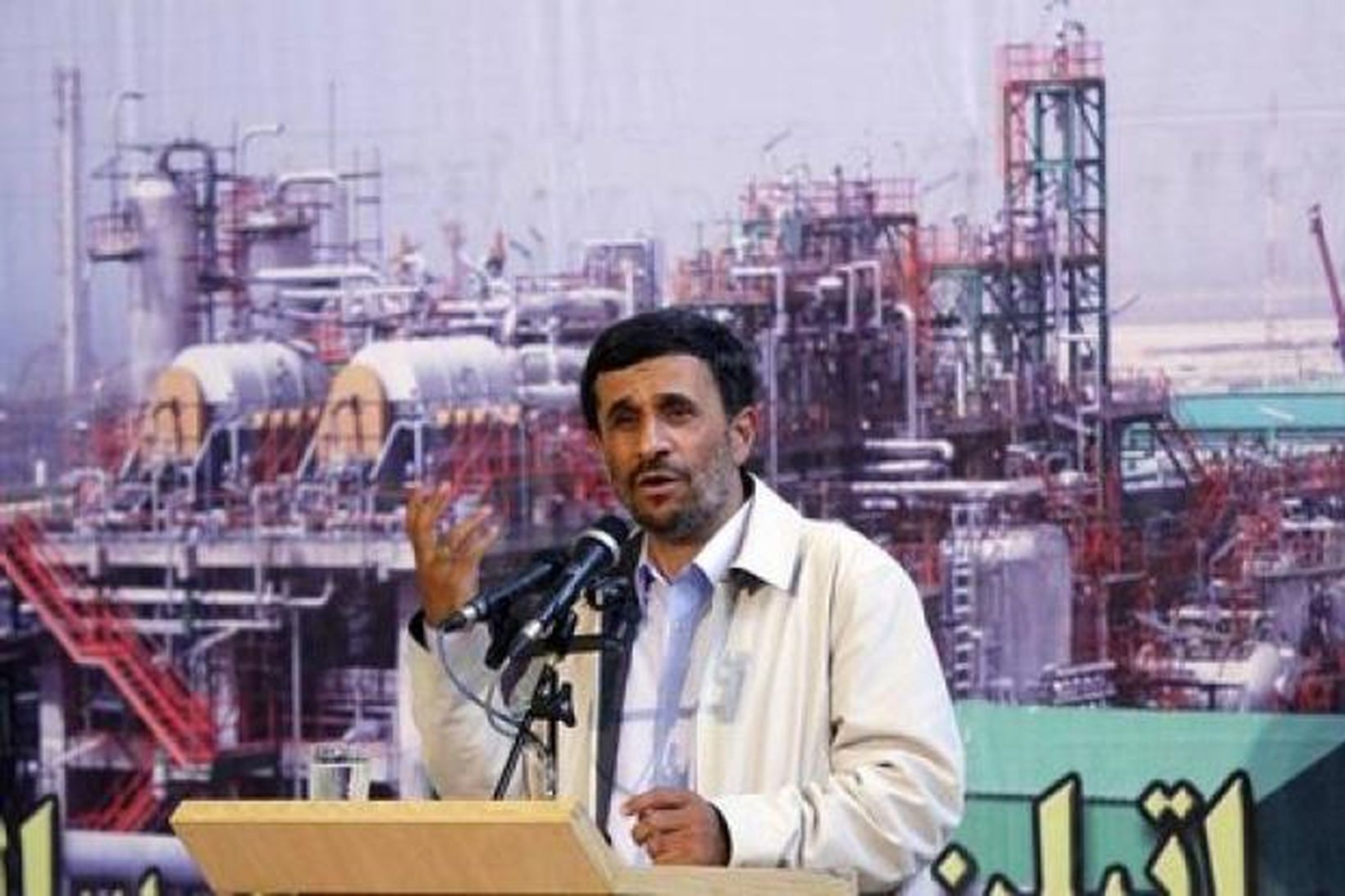 Mahmoud Ahmadinejad opnaði nýja verksmiðju í Íran í morgun.
