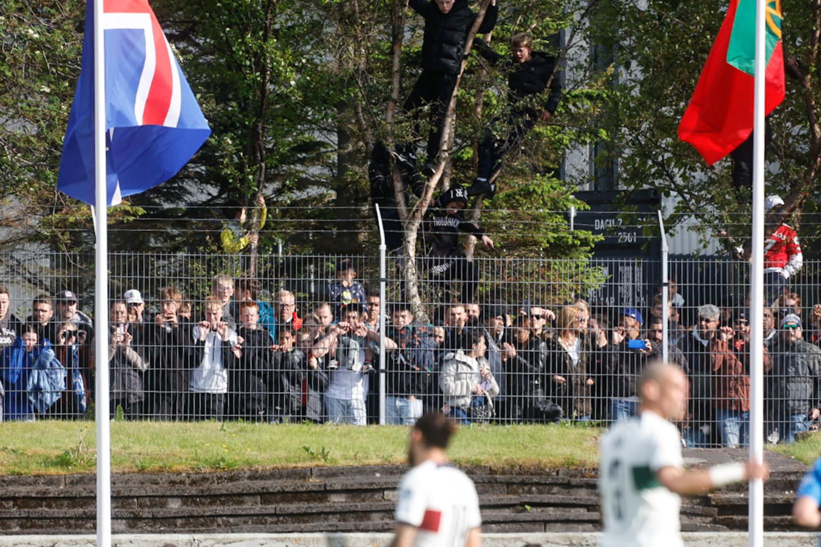 Fjöldi fólks er mættur fyrir utan Laugardalsvöll til þess að …