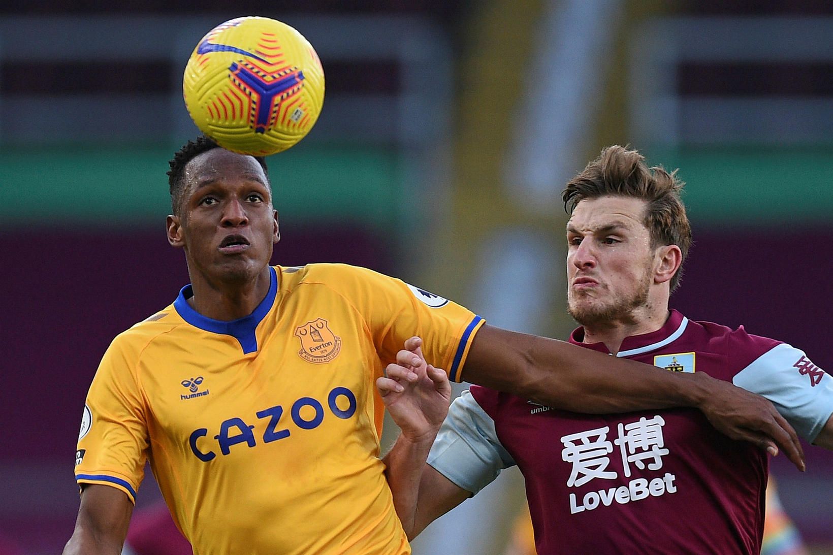 Yerry Mina hjá Everton og Chris Wood hjá Burnley í …