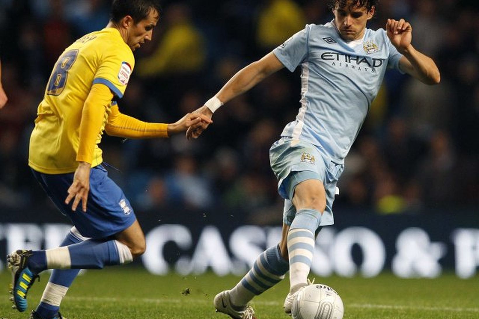 Owen Hargreaves með boltann í leiknum gegn Birmingham í kvöld.