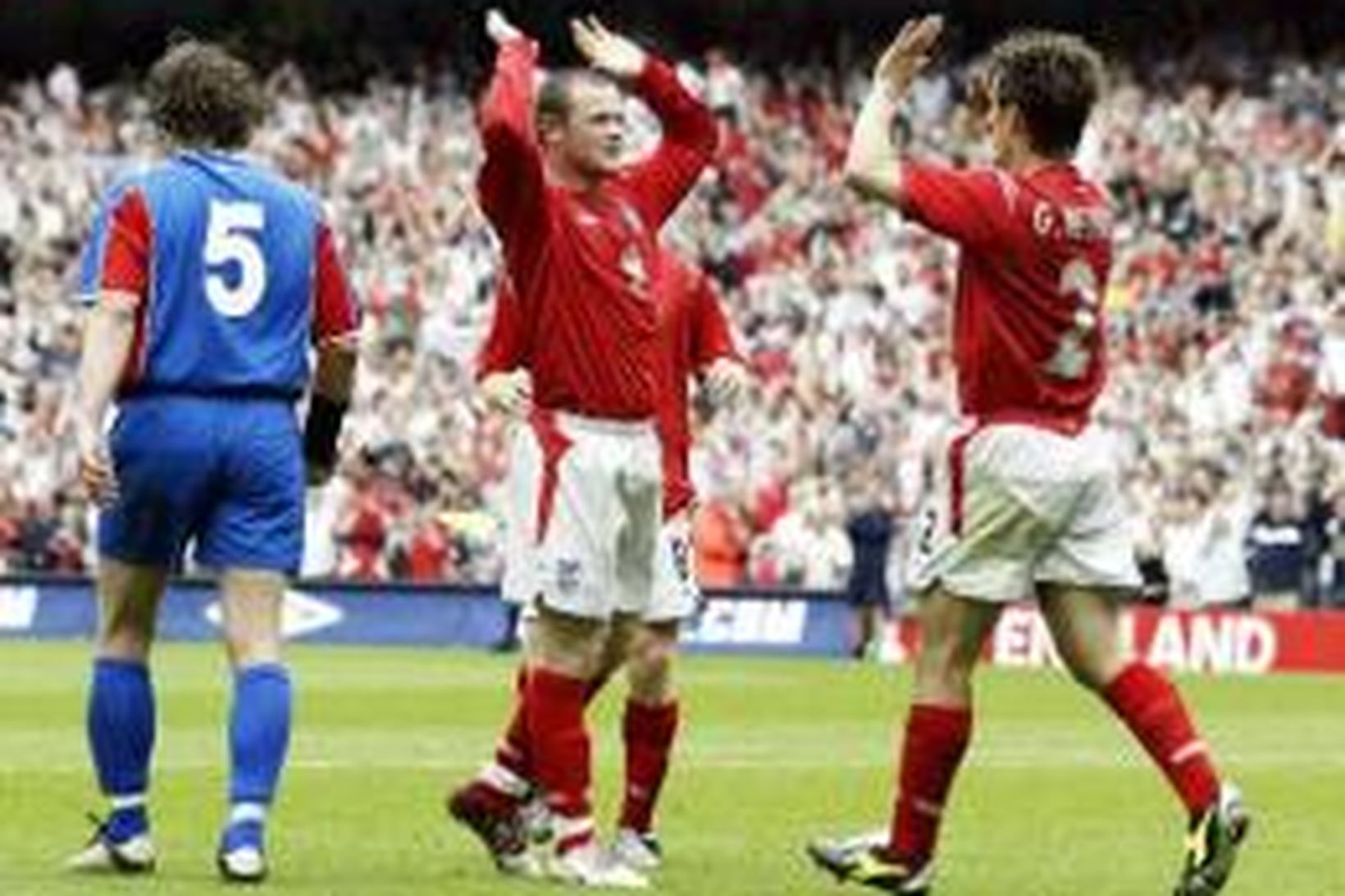 Wayne Rooney og Gary Neville fagna einu af mörkum Englendinga.