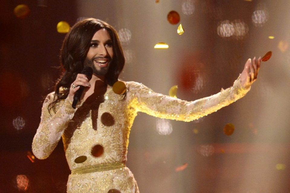 Conchita Wurst söng lag sitt "Rise Like A Phoenix".