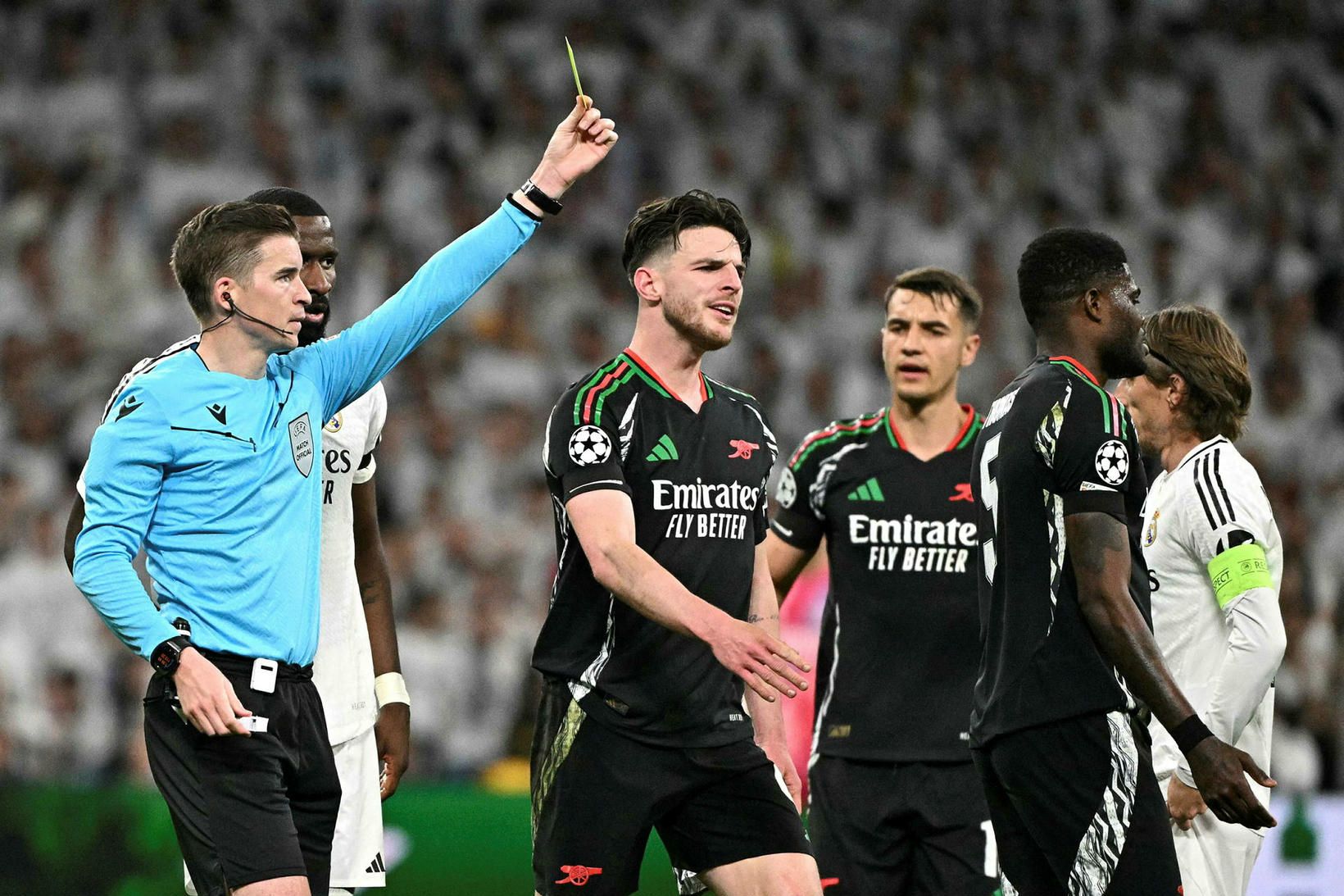 Thomas Partey, lengst til hægri, fékk gult spjald fyrir að …