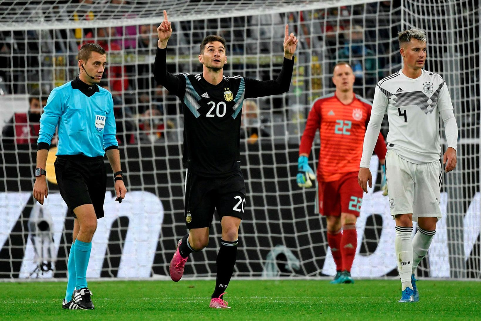 Lucas Alario fagnar fyrra marki sínu í kvöld.