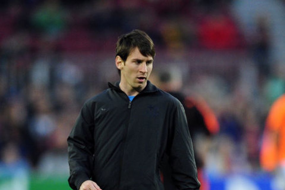 Lionel Messi hitar upp fyrir leikinn í kvöld.