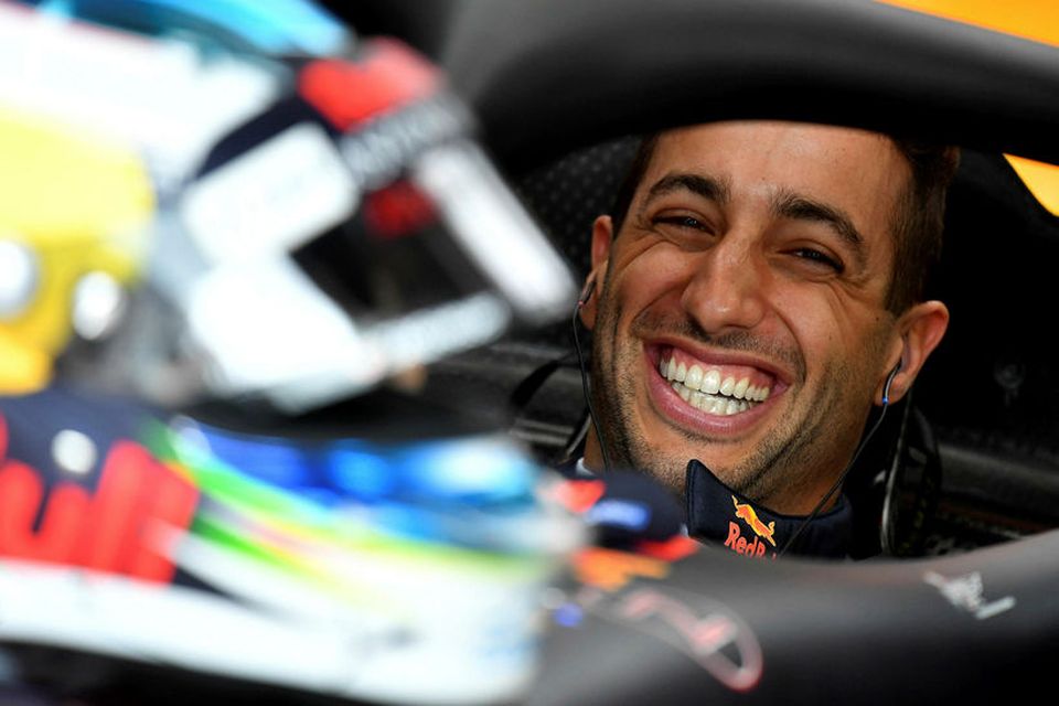 Daniel Ricciardo kátur í bíl sínum milli aksturslota í Mónakó í morgun.