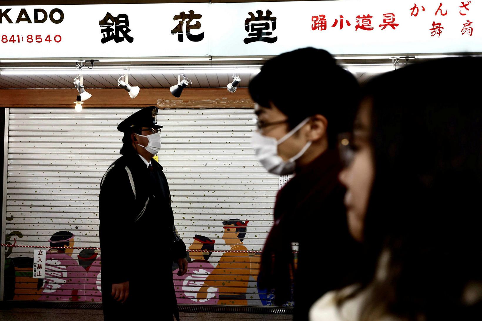 Lögreglumaður (til vinstri) á gangi í Asakusa-hverfinu í Tókíó.