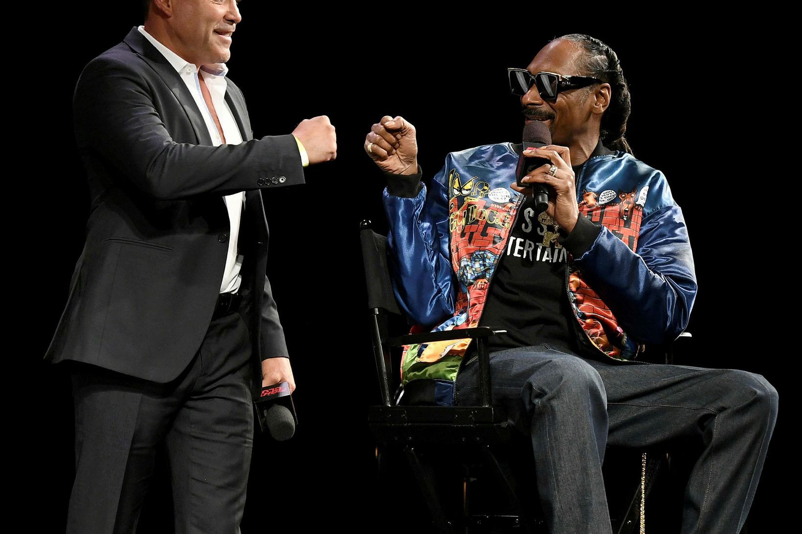 Oscar de la Hoya heilsar upp á rapparann Snoop Dogg …