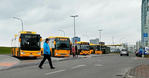 Kvartað hefur verið ítrekað yfir strætisvögnum í lausagangi á umdeildri endastöð Strætós á Skúlagötu.