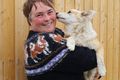 Gæðastund Evelyne hér með fallegan fjárhund í fangi sér. Vináttan er einlæg og gott að fá knús á kinnina.