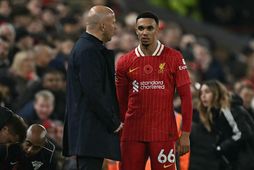 Trent Alexander-Arnold ræðir við Arne Slot eftir að hann fór meiddur af velli fyrr í …