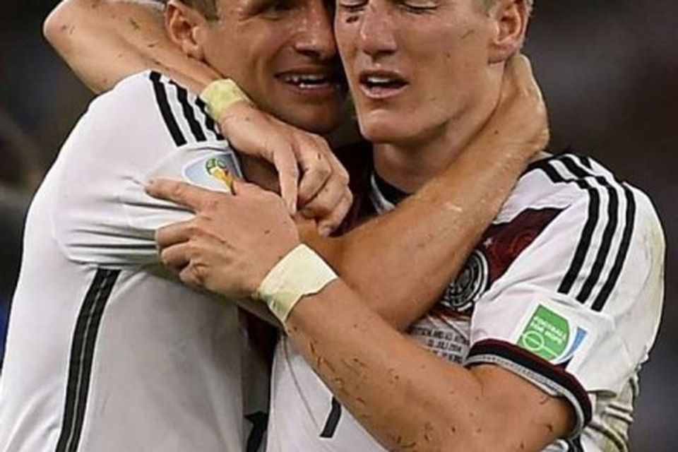 Thomas Müller og Bastian Schweinsteiger innilegir.