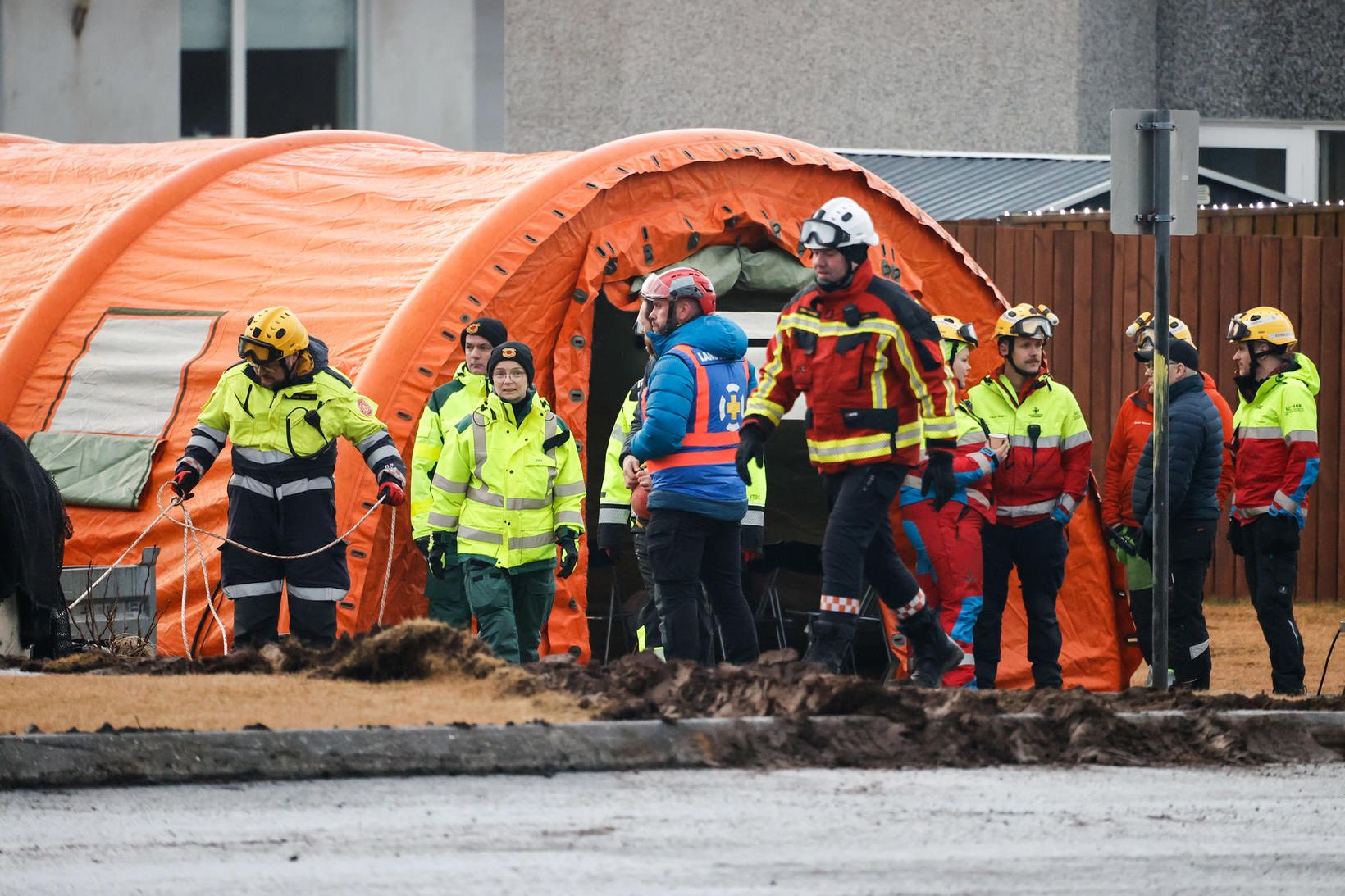 Frá aðgerðum á vettvangi í Grindavík í dag.