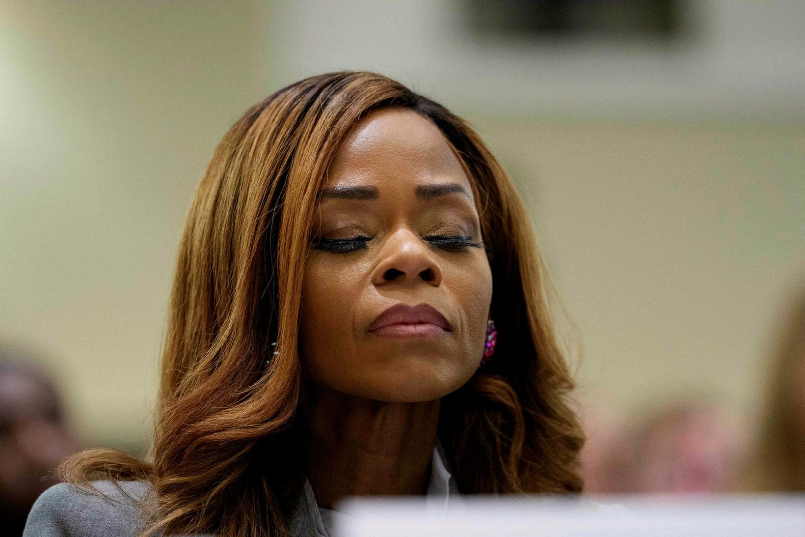 Segir af sér í kjölfar fjölda brota